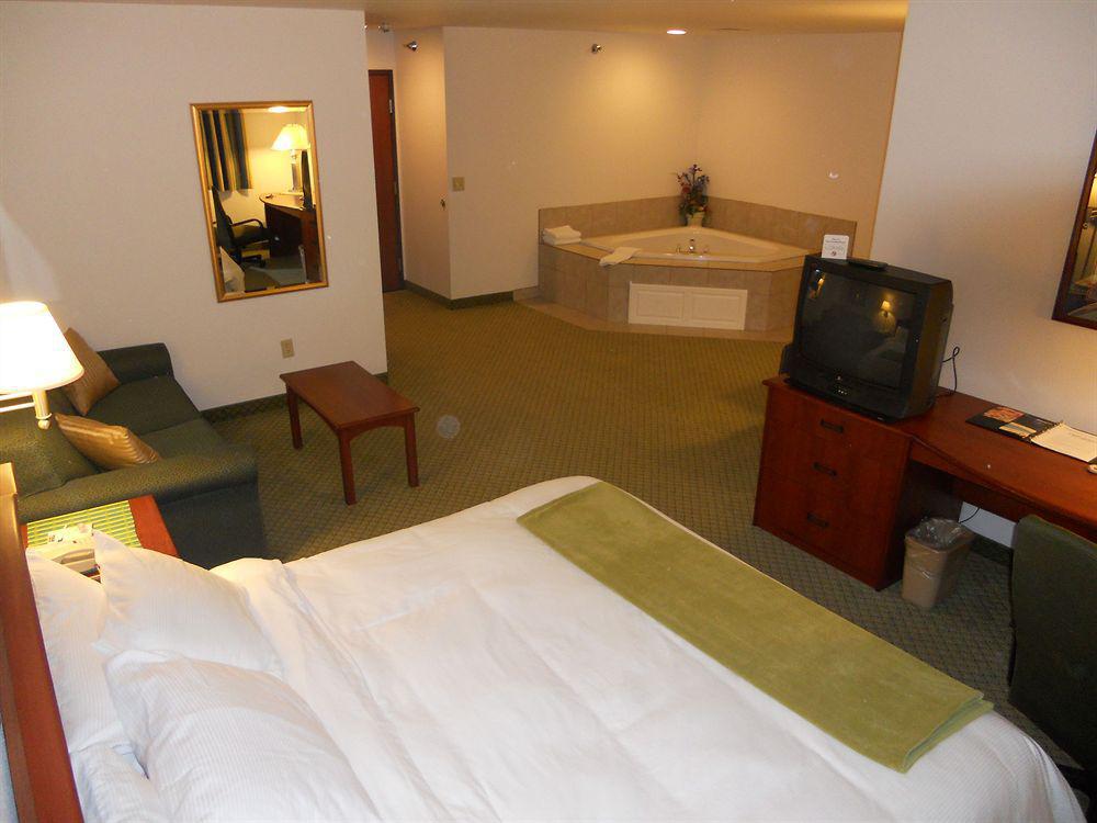 Crossings By Grandstay Inn & Suites Becker Bagian luar foto